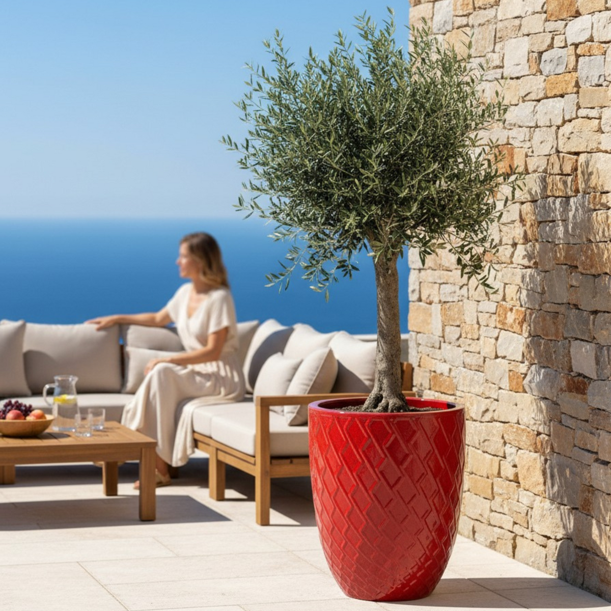 Macetero ZEUS decorativo 41 × 55 cm rojo imperial de cerámica esmaltada, olivo en terraza con vistas al mar