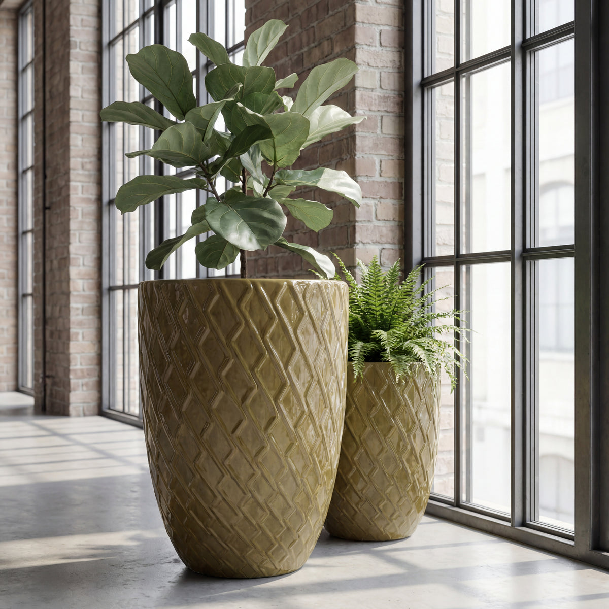 Zeus planter sunset in glazed ceramic, with plants in a glazed interior