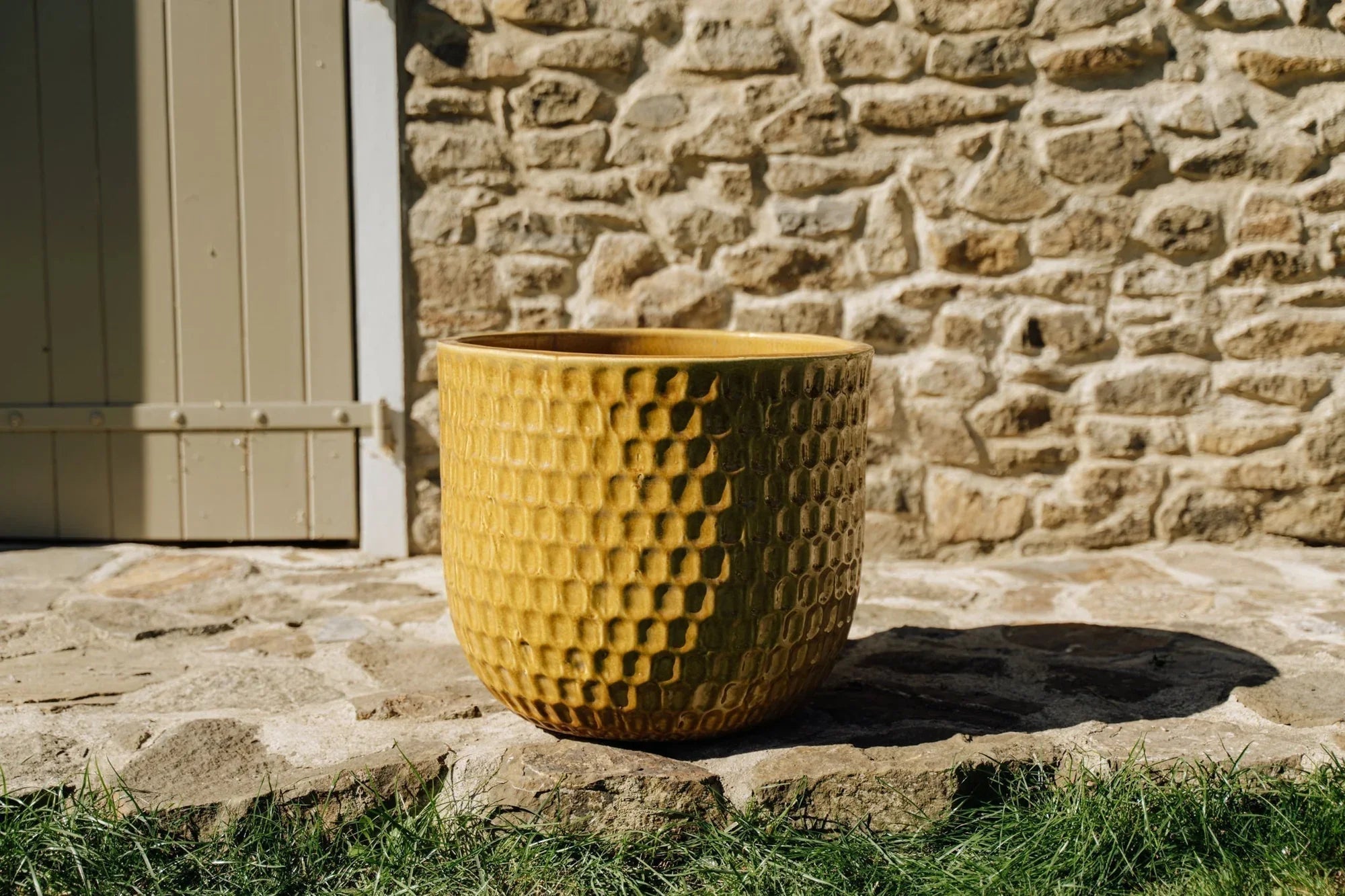 Pourquoi choisir des pots de fleurs en céramique ? Avantages et inconvénients du matériau