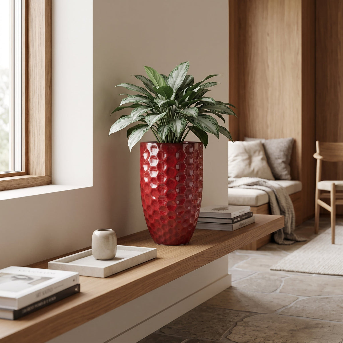 Petit pot de fleurs rouge tropical en terre cuite émaillée, avec plante verte en intérieur