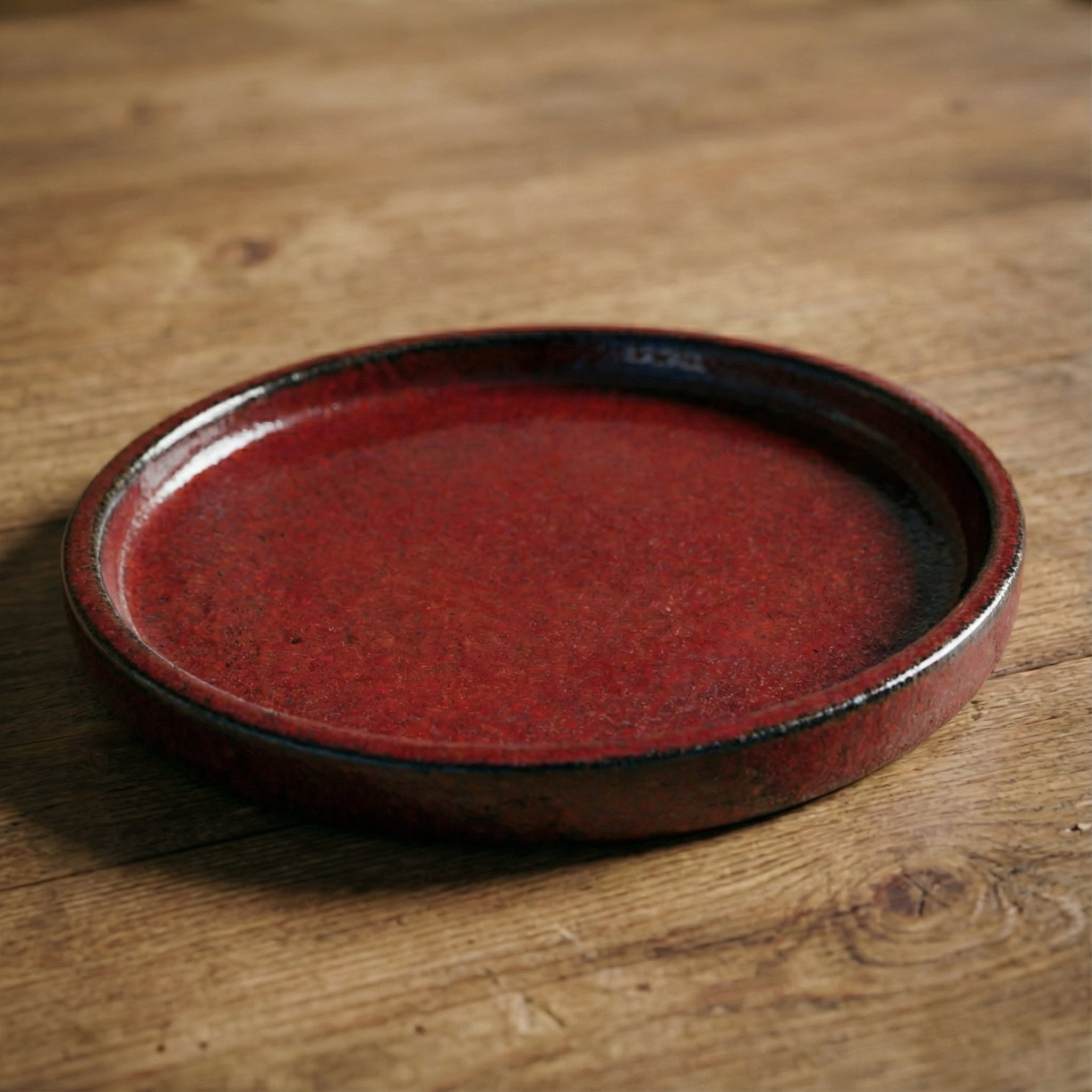 Soucoupe 24cm rouge brique faite à la main en terre cuite émaillée