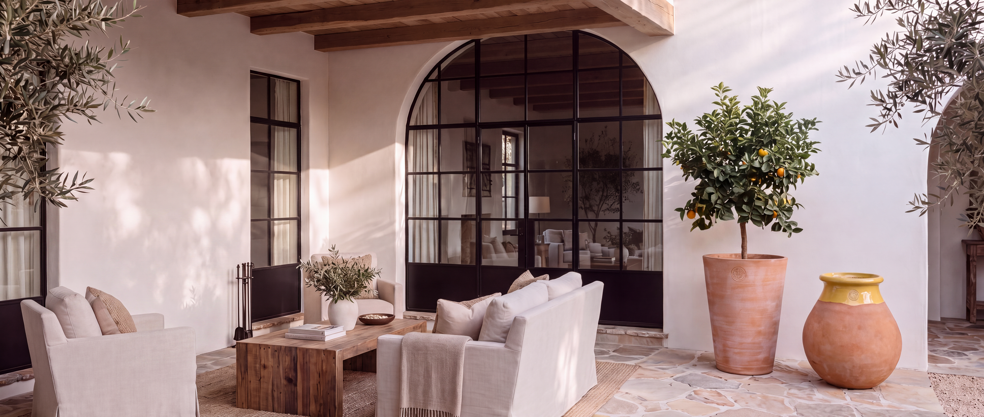 Le même patio, avant et après l'arrivée d'une pièce Made in Provence.