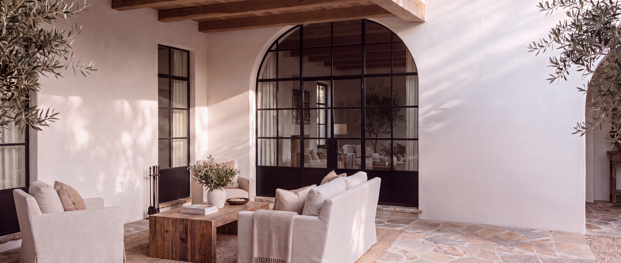 Le même patio, avant et après l'arrivée d'une pièce Made in Provence.