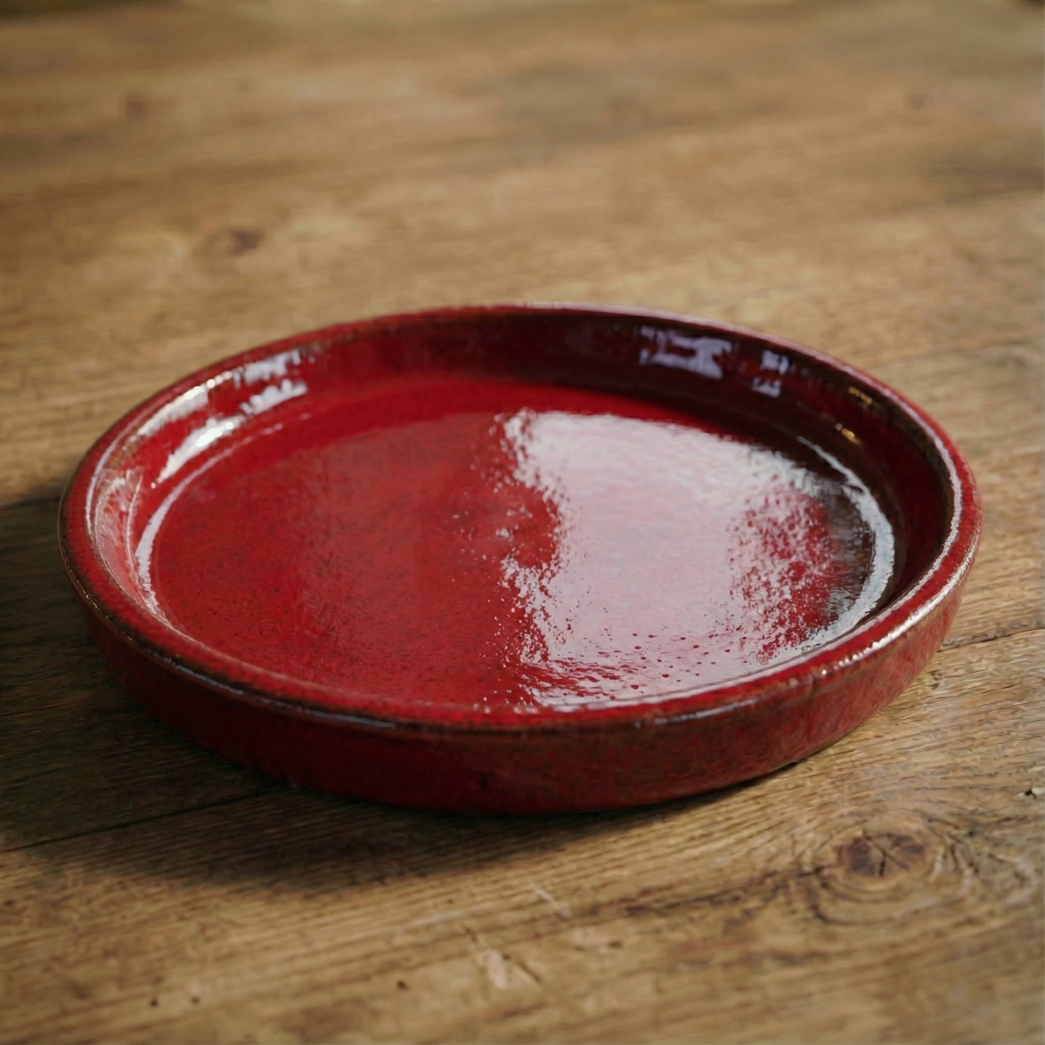 Soucoupe 34cm rouge impérial faite à la main en terre cuite émaillée