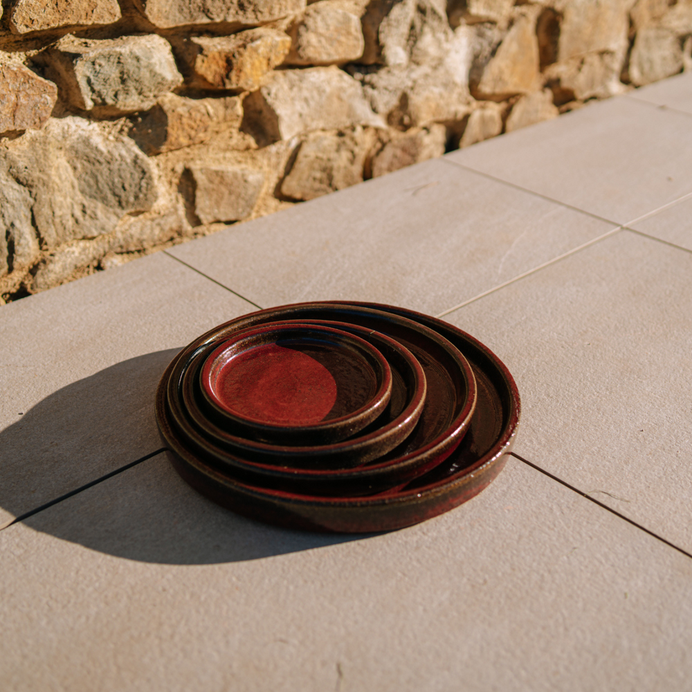 Plato de 21 cm rojo ladrillo hecho a mano en terracota esmaltada