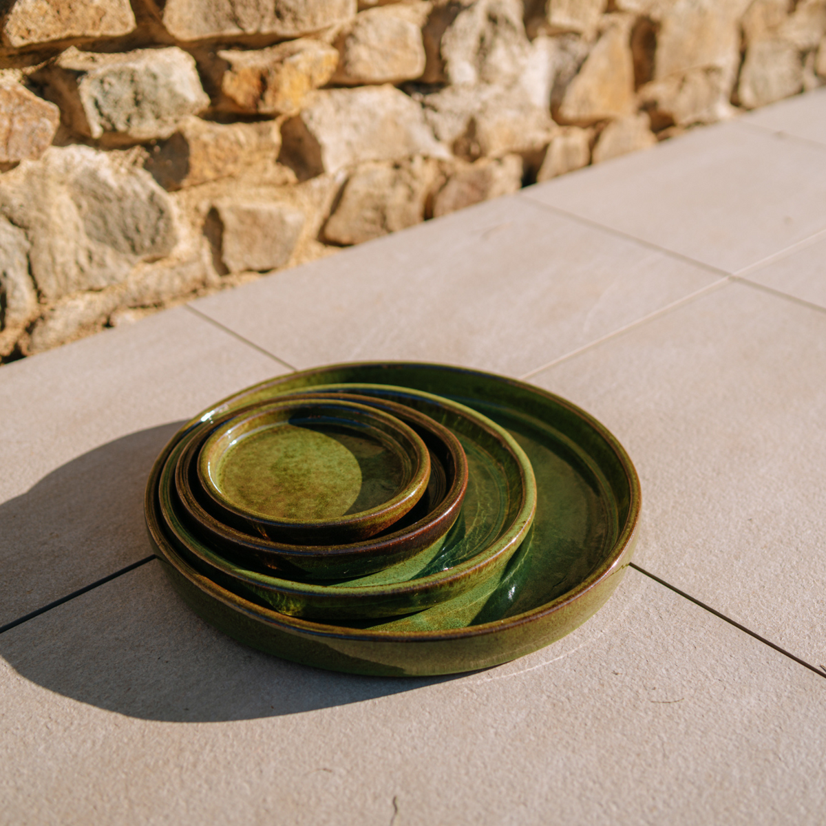 Soucoupe 20 cm vert tropical, soucoupes empilées sur terrasse