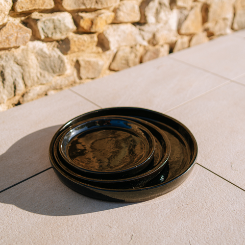 Soucoupe ronde 34cm rouge sur noir