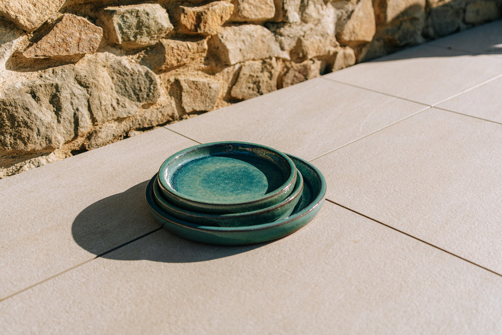 Soucoupe ronde 21cm bleu océan faite à la main en terre cuite émaillée