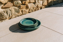 Soucoupe ronde 21cm bleu océan faite à la main en terre cuite émaillée