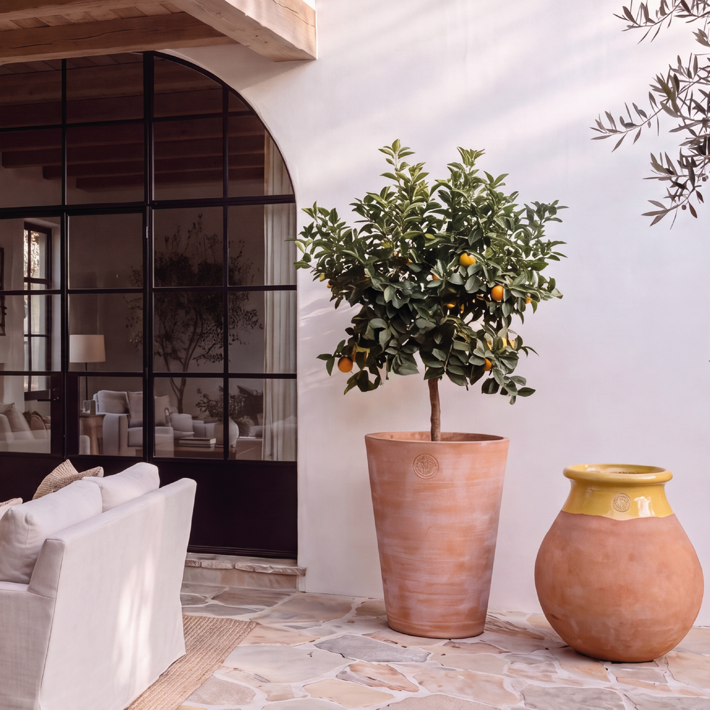 Le même patio, avant et après l'arrivée d'une pièce Made in Provence.