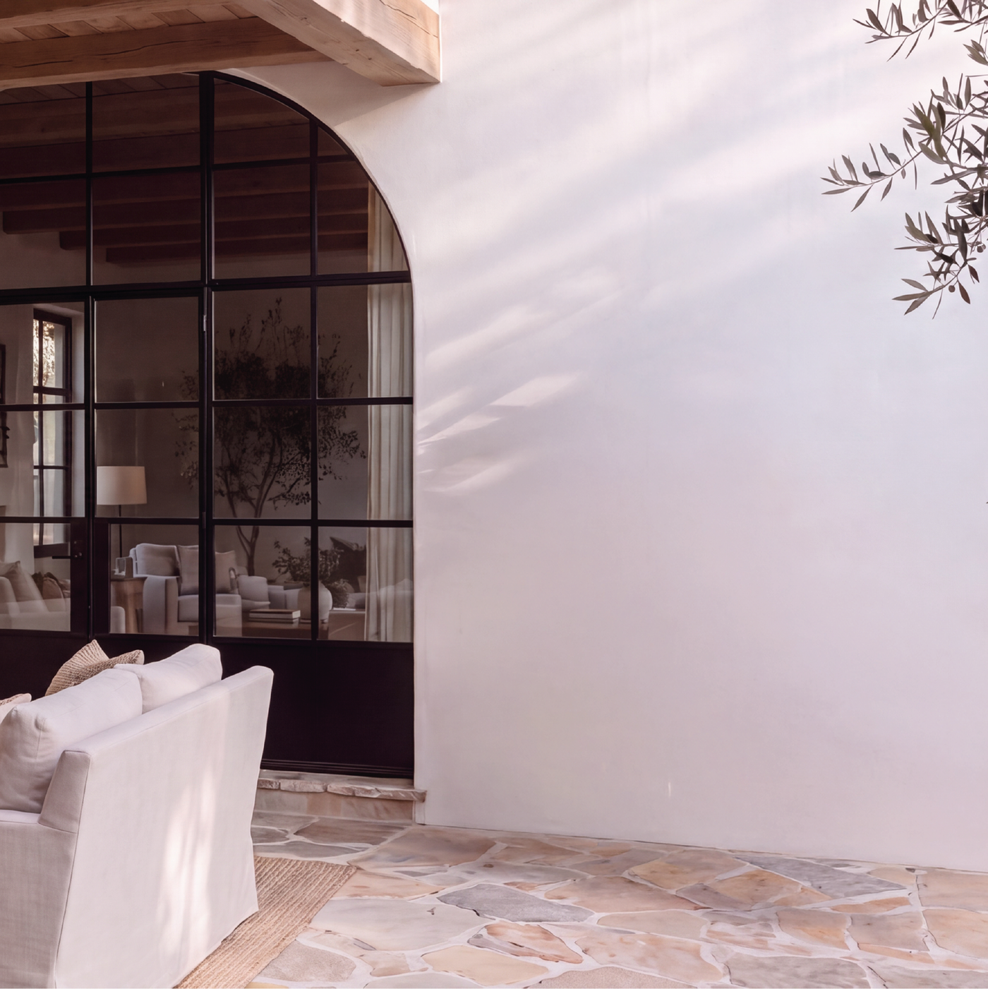 Le même patio, avant et après l'arrivée d'une pièce Made in Provence.