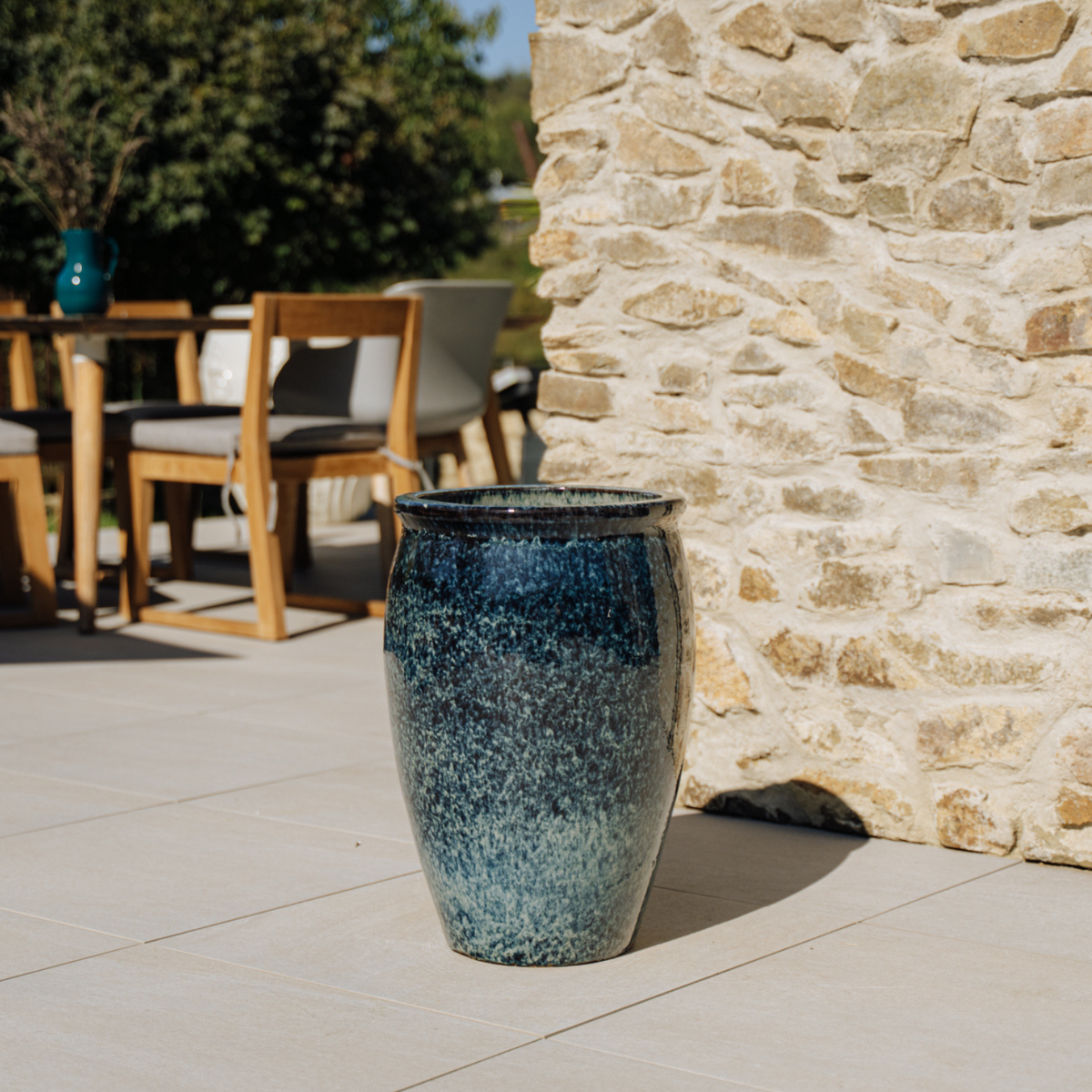 Pot Bacchus décoratif 36x52 cm bleu abysse en terre cuite émaillée, pot vide sur terrasse