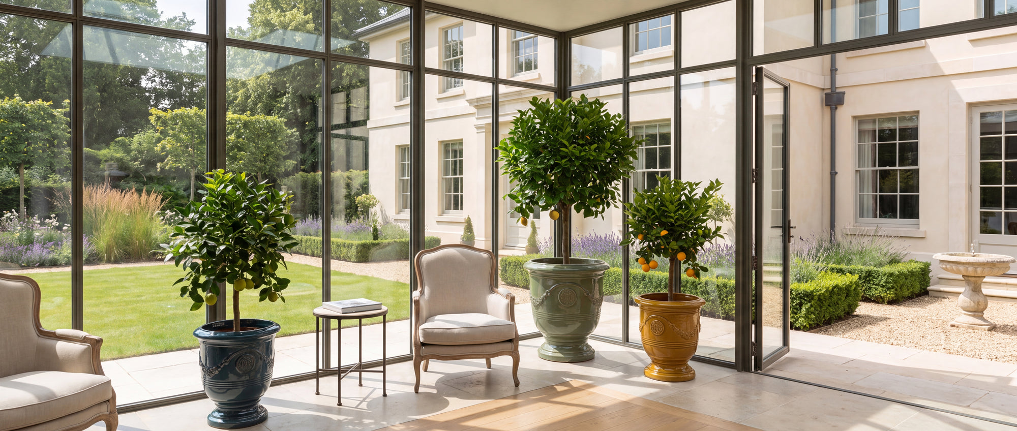 Une rangée de pots vernissés, et la veranda prend des airs d'orangerie.