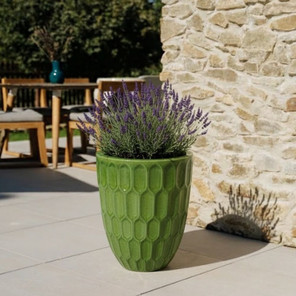 Pot Daudet décoratif vert pomme en terre cuite émaillée, avec lavande sur une terrasse