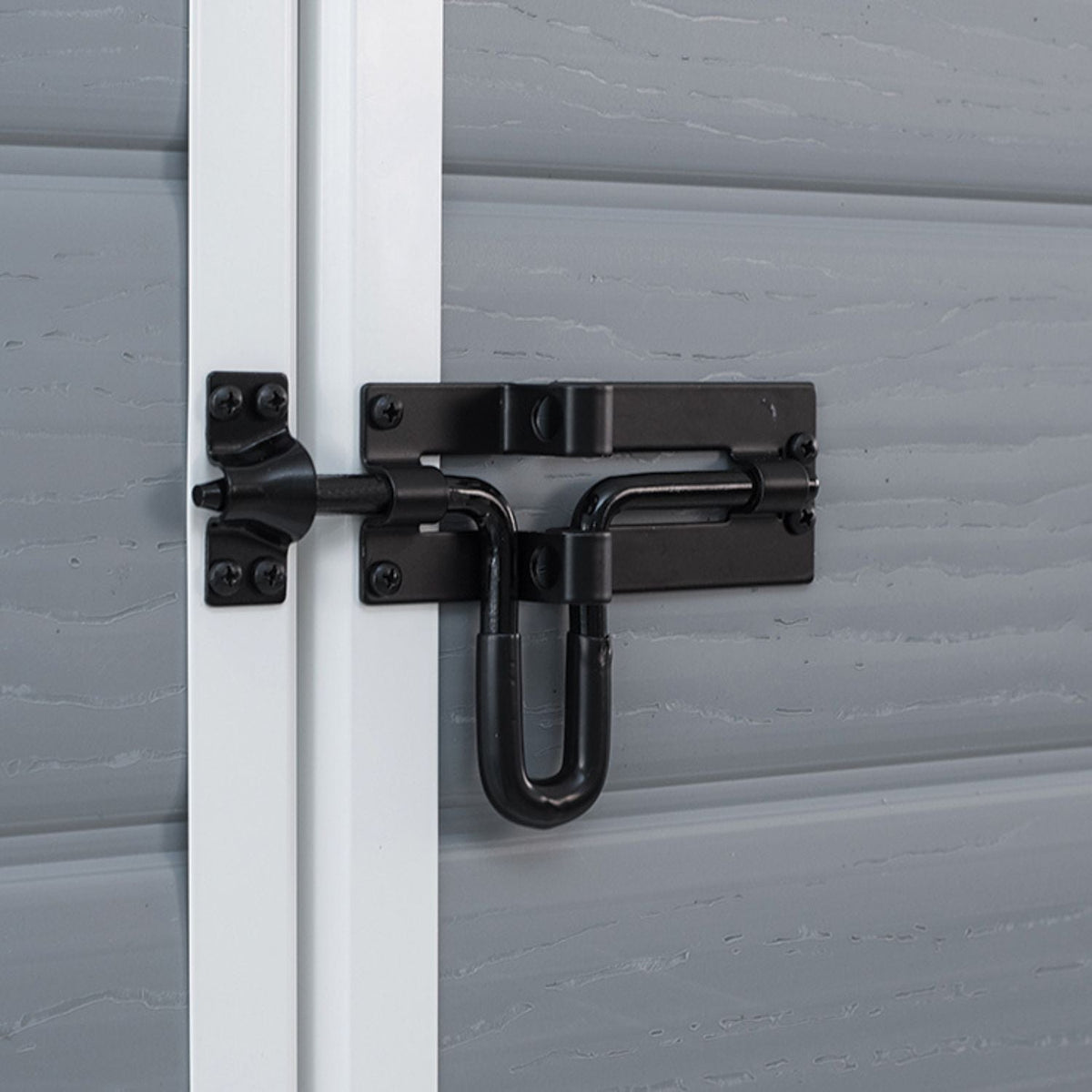 Détail du loquet noir de la porte grise de l’abri MANOR 4x3