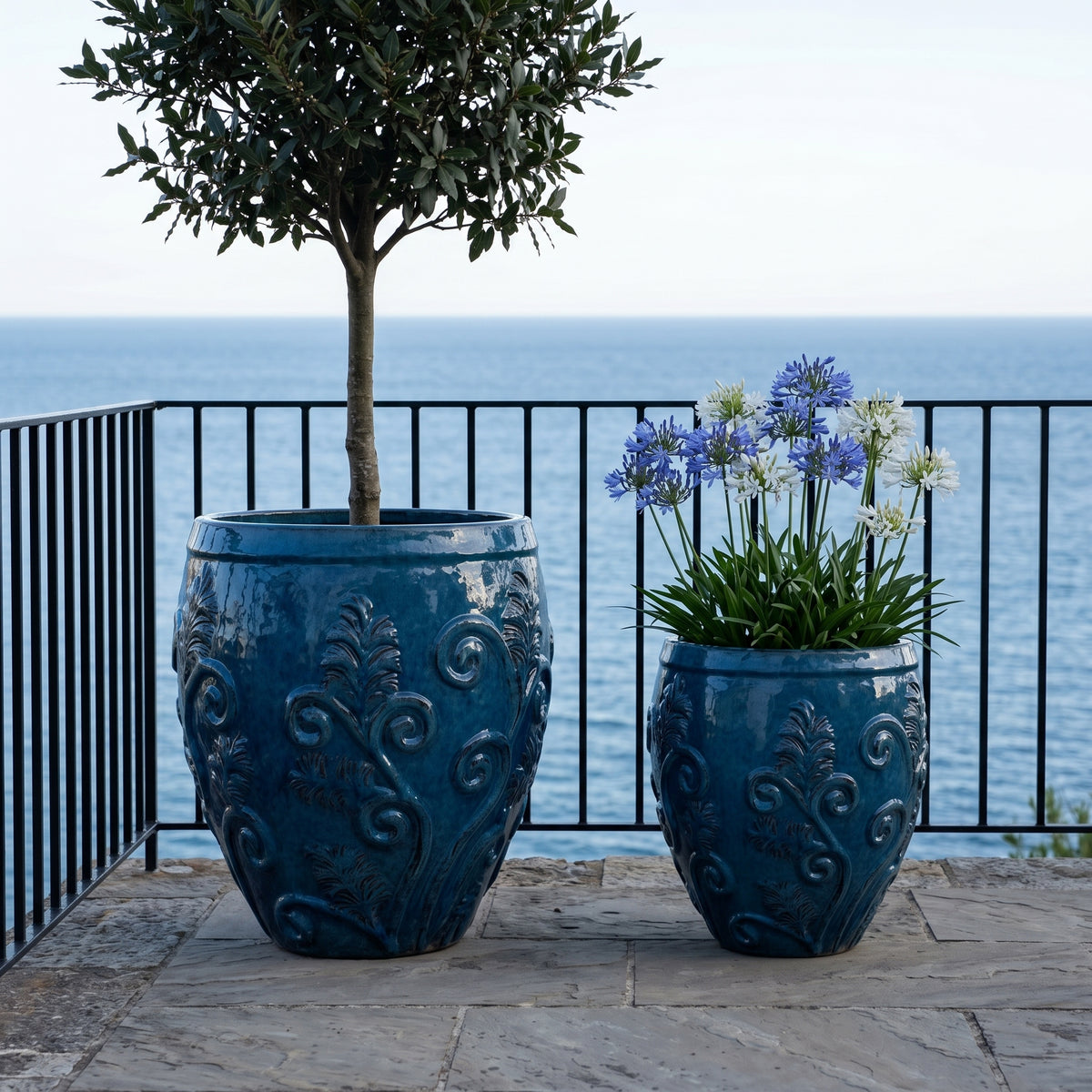 Pot Gaia décoratif 53x57 cm bleu azur en terre cuite émaillée, avec arbre et fleurs face à la mer