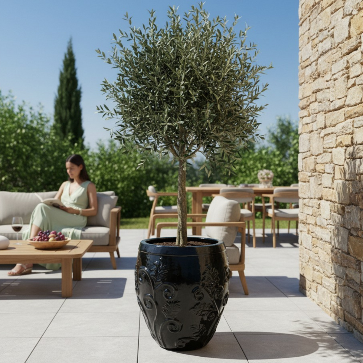 Macetero Gaia decorativo 53x57 cm Negro de cerámica esmaltada, con olivo en una terraza