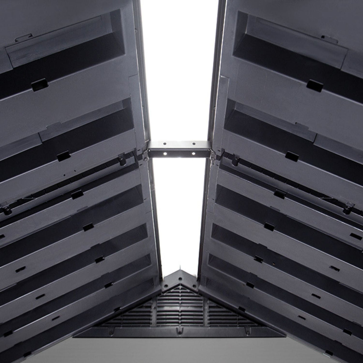 Vue intérieure des portes doubles et de la grille de ventilation de l'abri