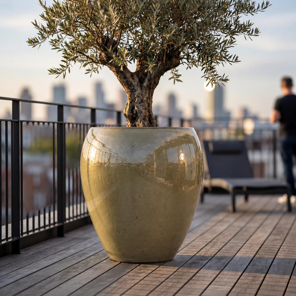 Pot LAFONTAINE2 en forme d’amphore 67x68 cm sunset en terre cuite émaillée, avec olivier sur terrasse