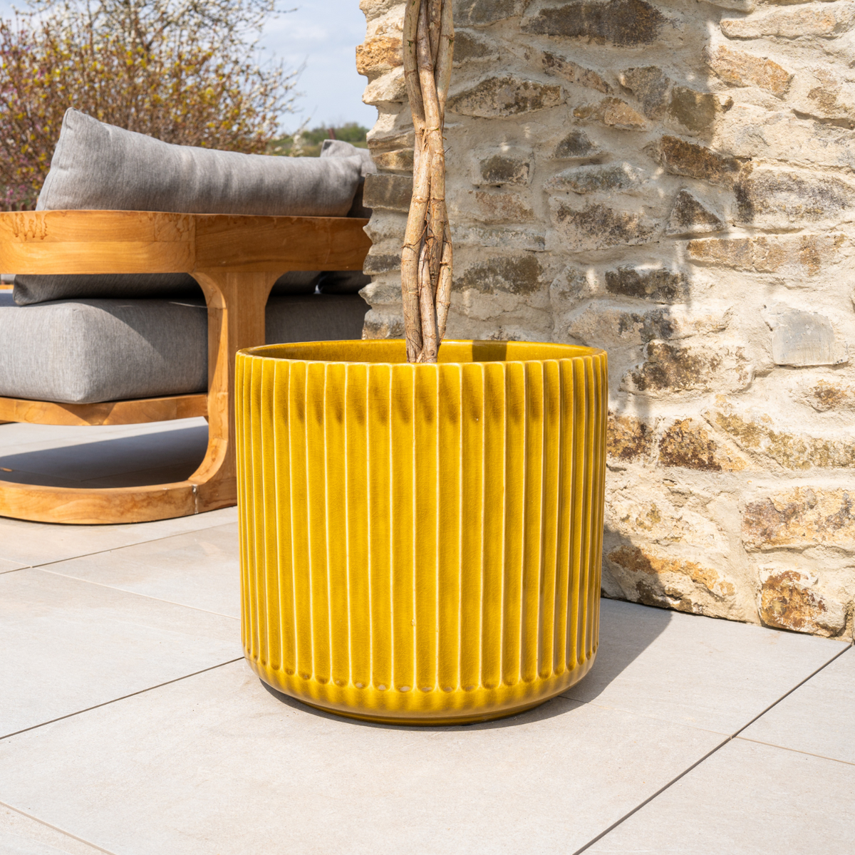 Pot London décoratif 35x33 cm heliodore, avec tronc d'arbre sur terrasse