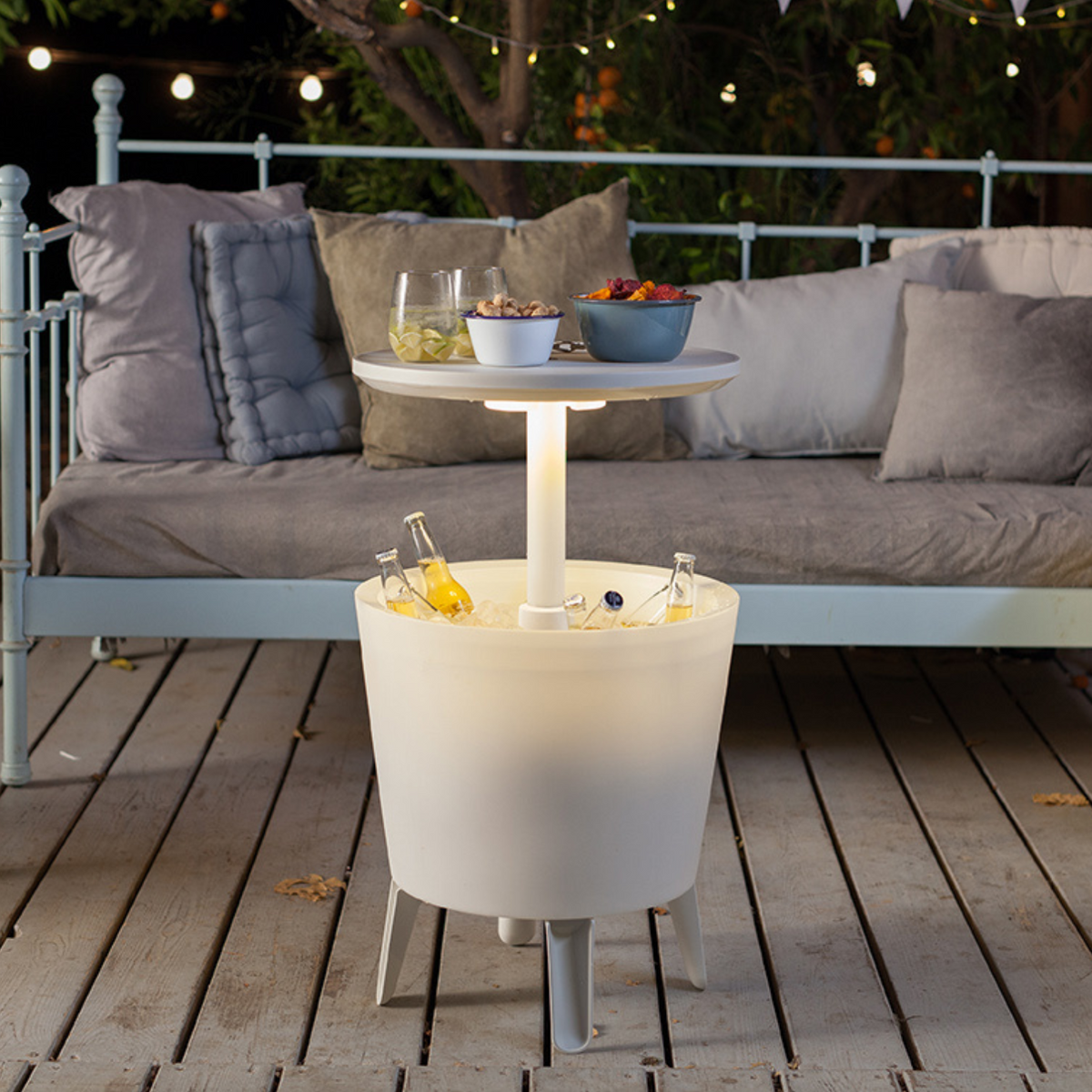 Lichtgevende witte Cool Bar voor een terrasbank in de schemering