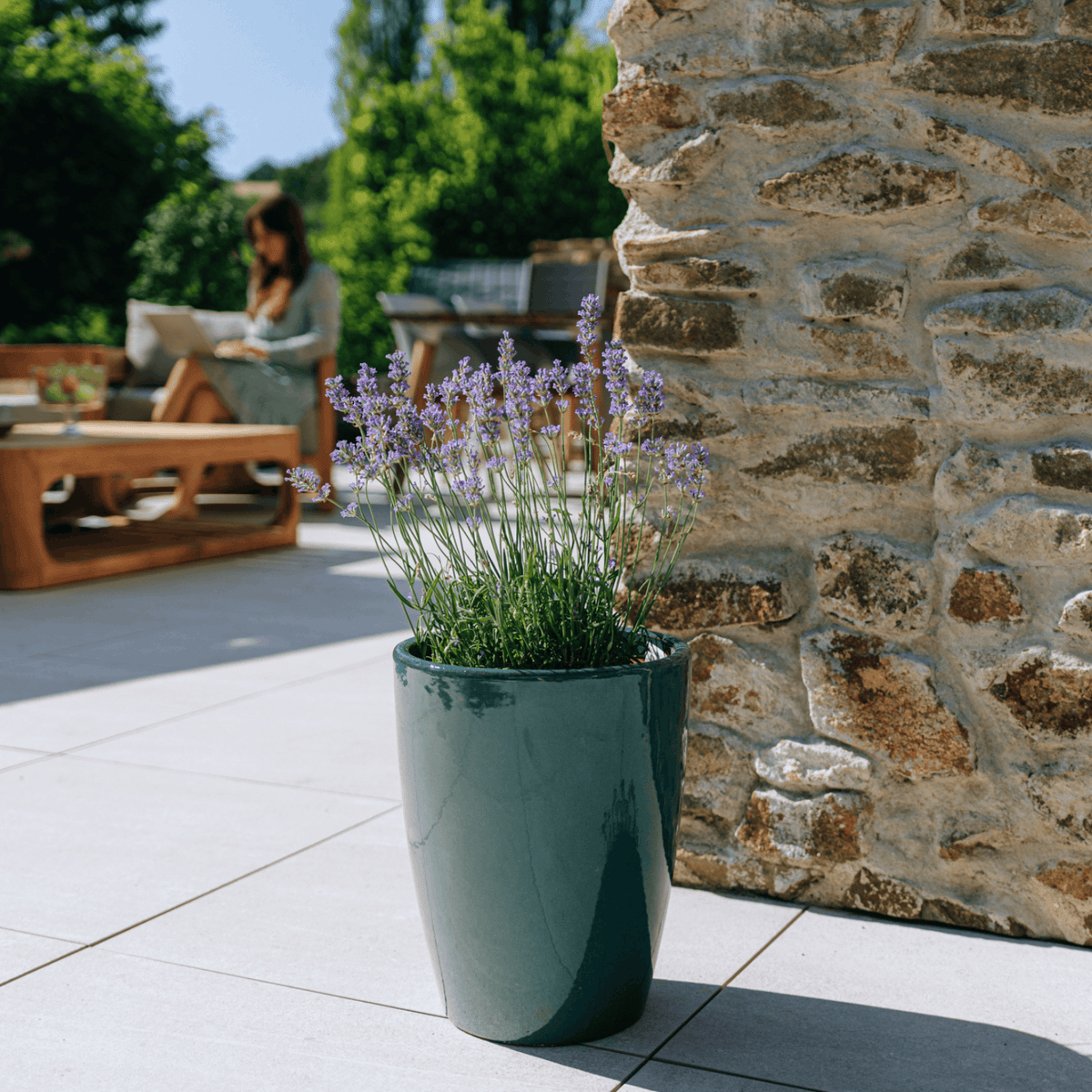 Pot Mazarin décoratif 27x34 cm jade en terre cuite émaillée, avec lavande sur terrasse