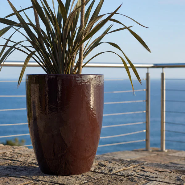 Vaso Mazarin2 Viola in ceramica smaltata, su terrazza con pianta