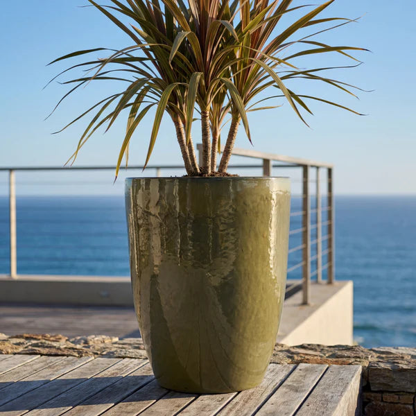 Vaso Mazarin2 Tramonto in ceramica smaltata, con pianta su terrazza di fronte al mare