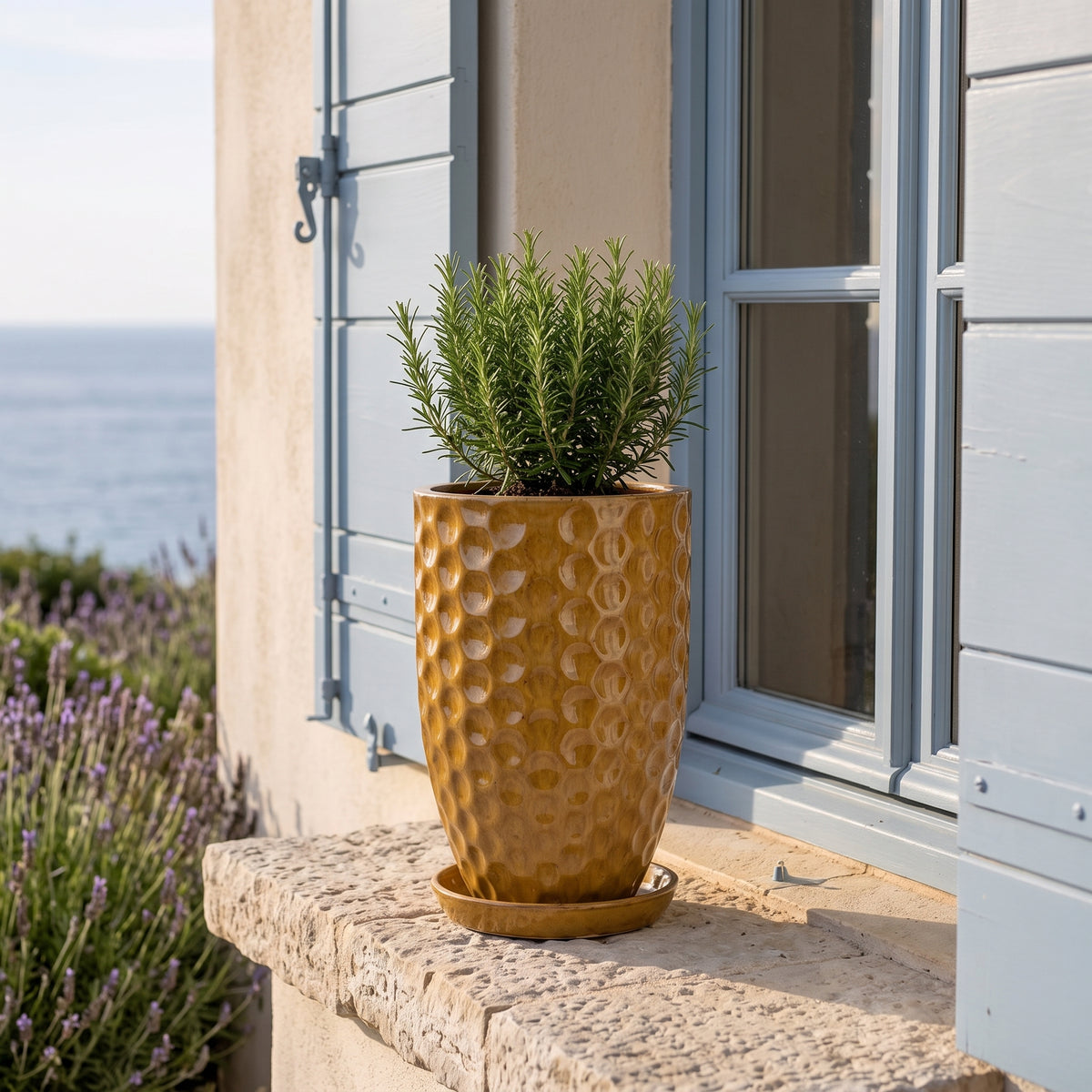 Pot Merovee 23x35 cm miel ambré en terre cuite émaillée, avec romarin sur rebord de fenêtre