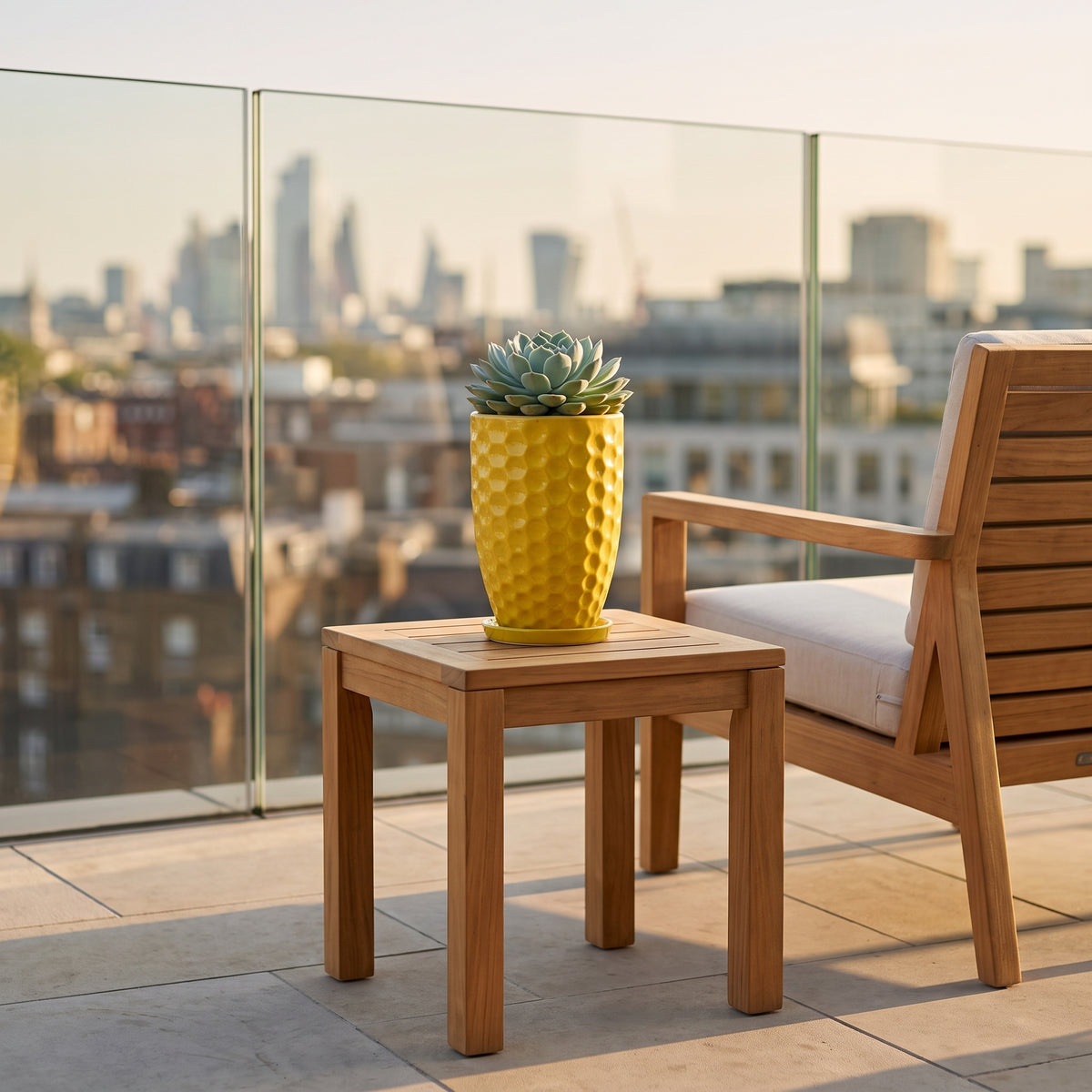 Vaso Merovee a forma di anfora 23x35 cm Giallo in ceramica smaltata, su un tavolo da balcone con succulenta