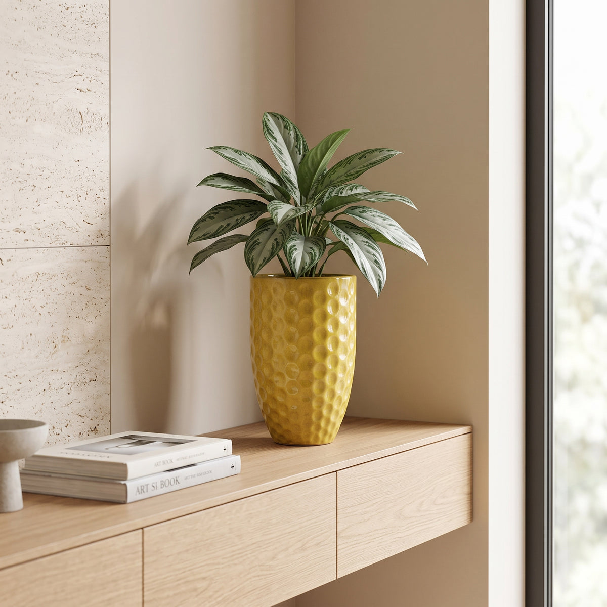 Vaso Merovee a forma di anfora 23x35 cm Giallo in ceramica smaltata, su un mobile con pianta variegata