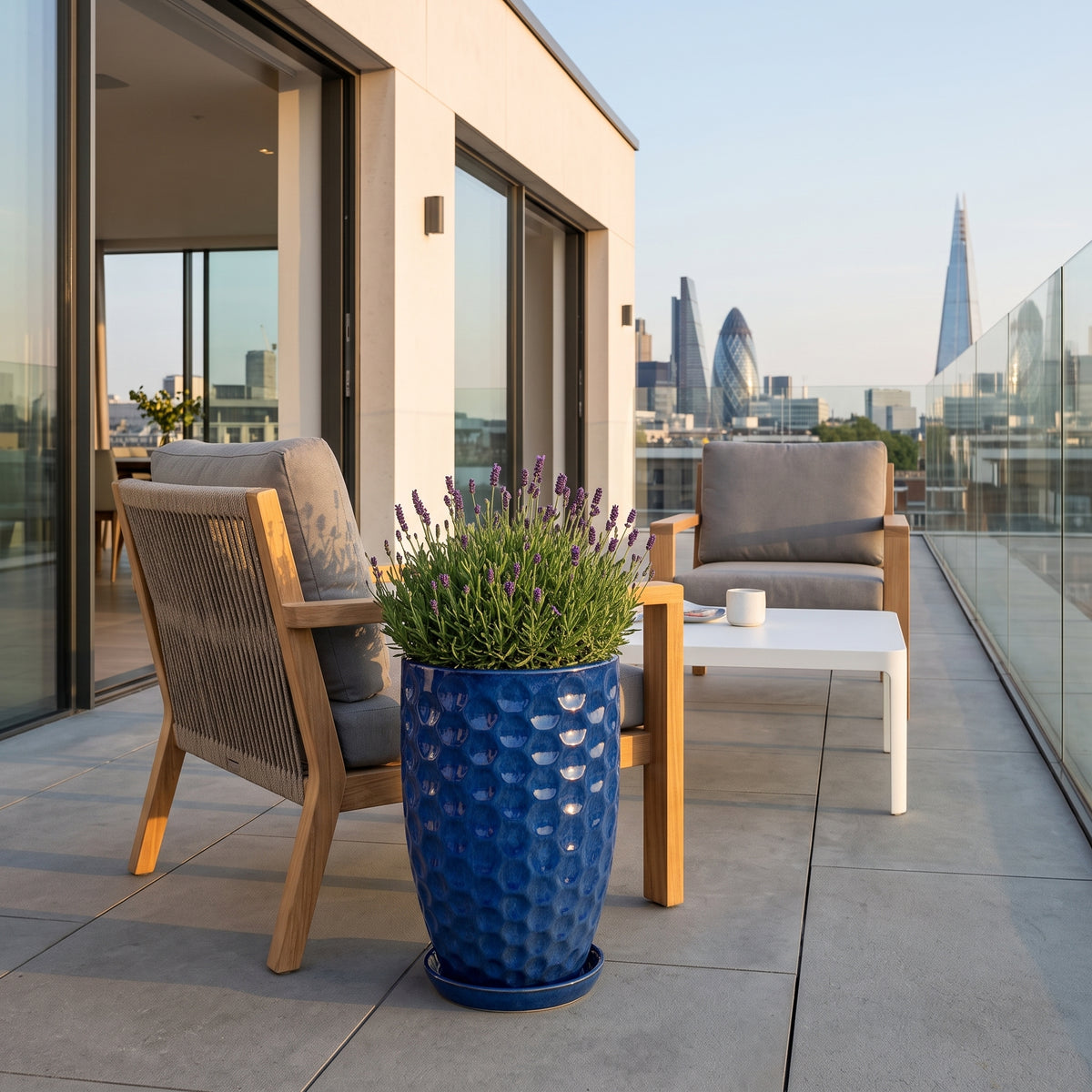 Pot Merovee en forme d'amphore 30x45 cm bleu azur en terre cuite émaillée, lavande sur un balcon urbain