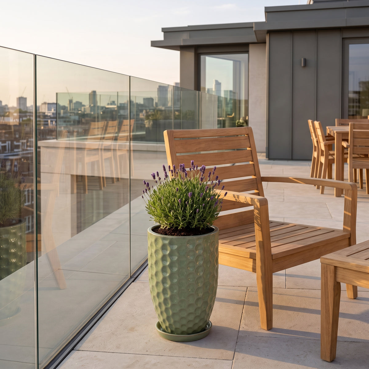 Vaso Merovee 30x45 cm perla di giada in ceramica smaltata, con lavanda su una terrazza