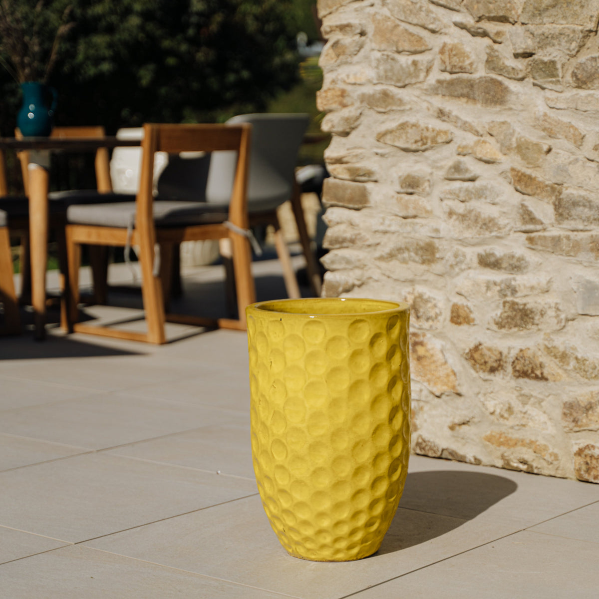 Pot Merovee en forme d'amphore 30x45 cm jaune en terre cuite émaillée, posé vide sur une terrasse