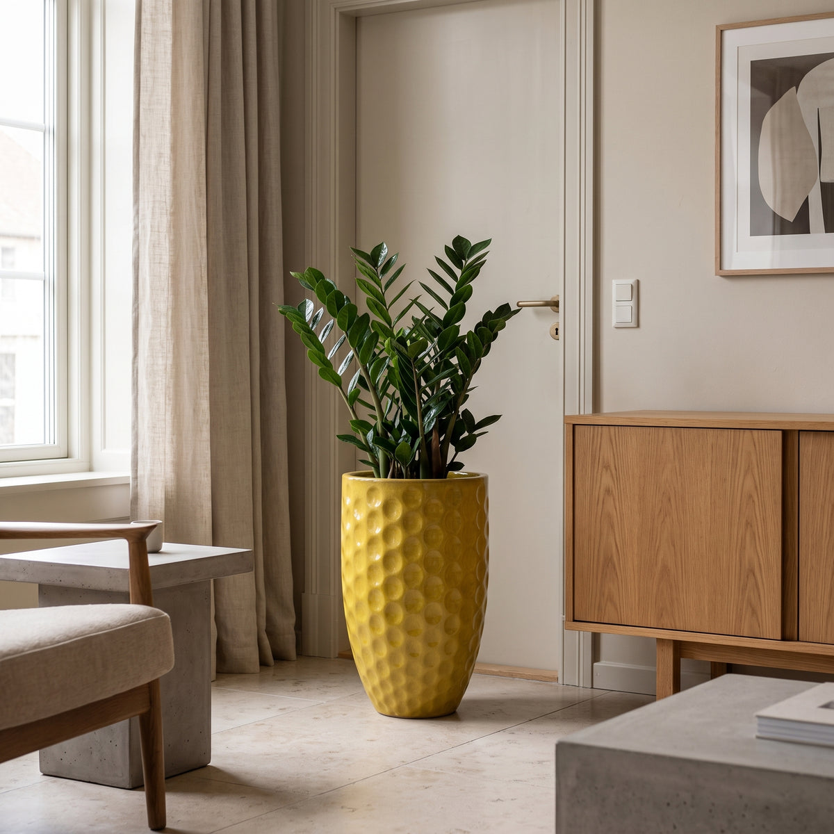 Merovee amphora-shaped planter 30x45 cm Yellow glazed ceramic, with green plant in a living room
