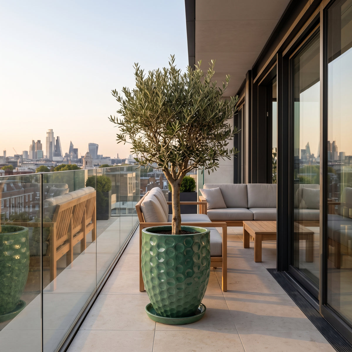 Plantenbak Merovee 42 × 55 cm jade van geglazuurd keramiek, met een olijfboom op een balkon