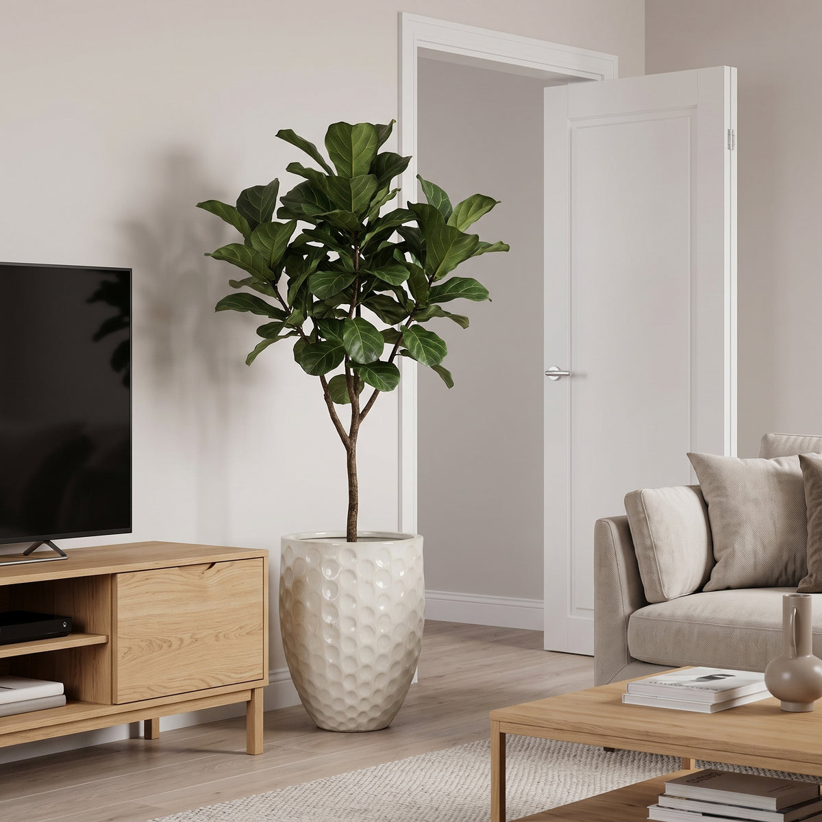 Vaso Merovee 42x55 cm crema in ceramica smaltata, albero verde in un soggiorno
