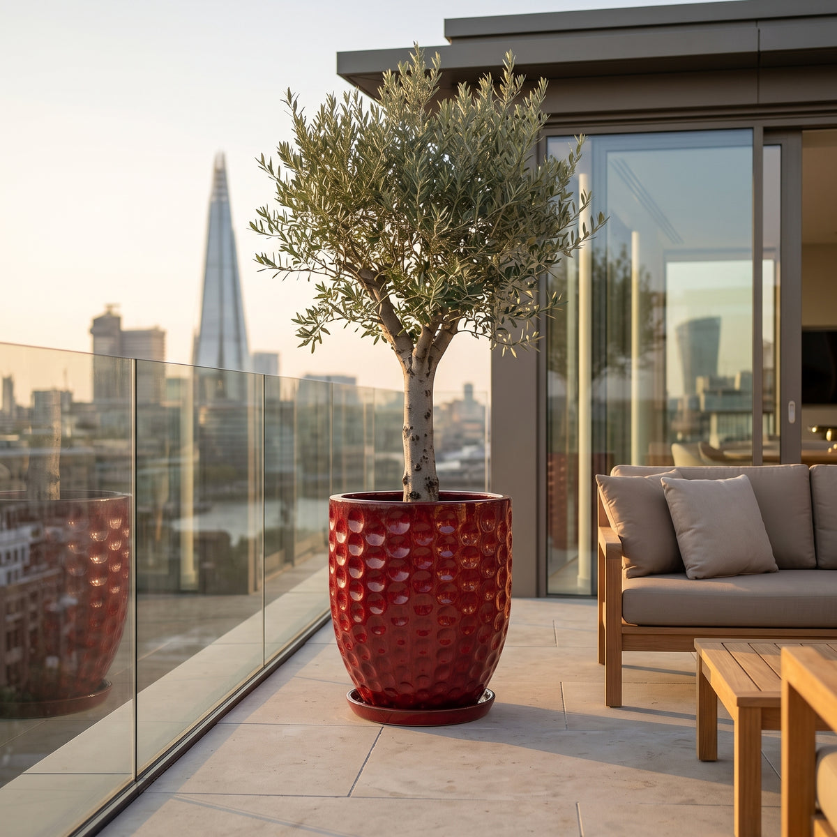 Merovee amphora-shaped planter 55x65 cm Tropical Red in glazed ceramic, with olive tree on a terrace