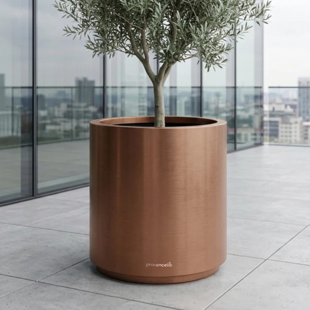 Pot Métropole cylindrique 60x70 cm cuivre en acier galvanisé, avec olivier sur terrasse