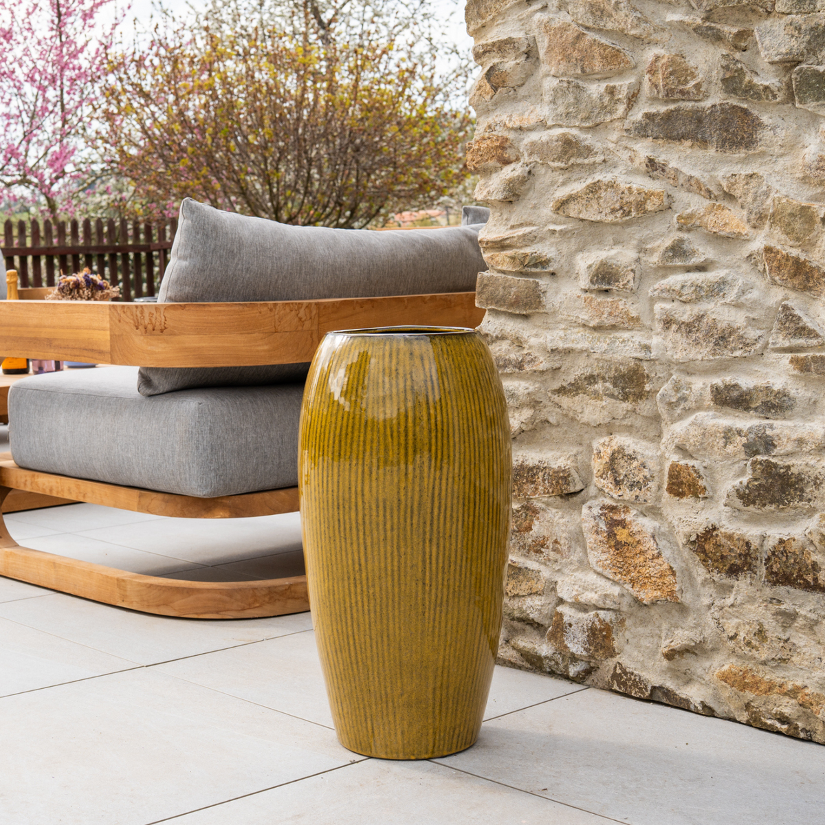Pot Milano décoratif 31x61 cm heliodore en terre cuite émaillée, vue de face sur terrasse