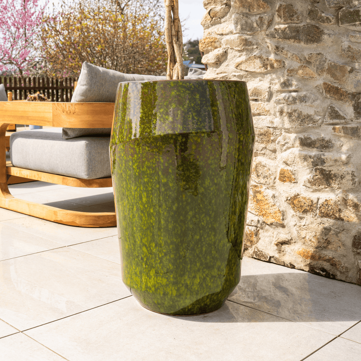 Pot Monaco décoratif 44x67 cm vert, détail du pot près d'un mur