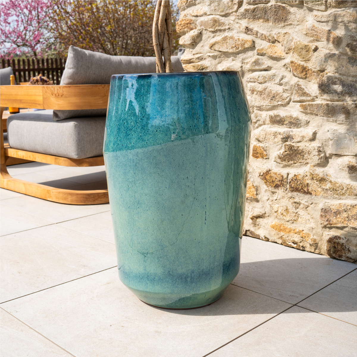 Pot Monaco décoratif 44x67 cm jade, détail du pot planté sur terrasse