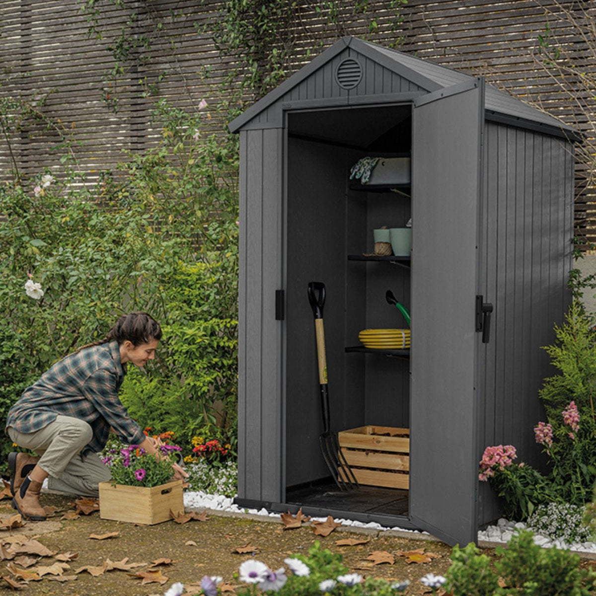 Abri de jardin DARWIN 4x4 gris ouvert avec outils et étagères visibles