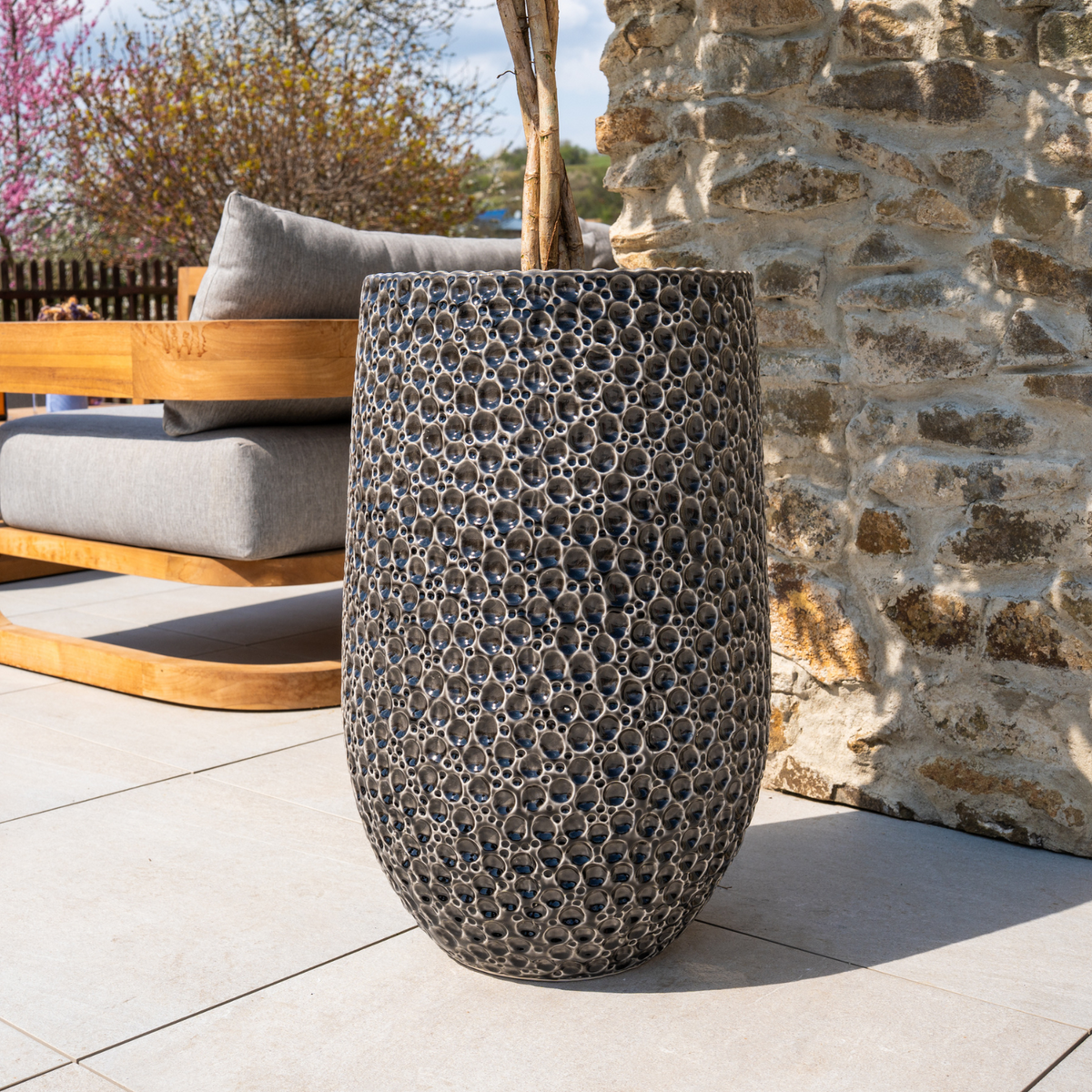 Pot Paris décoratif 39x63 cm noir en terre cuite émaillée, avec tronc d'arbre sur terrasse
