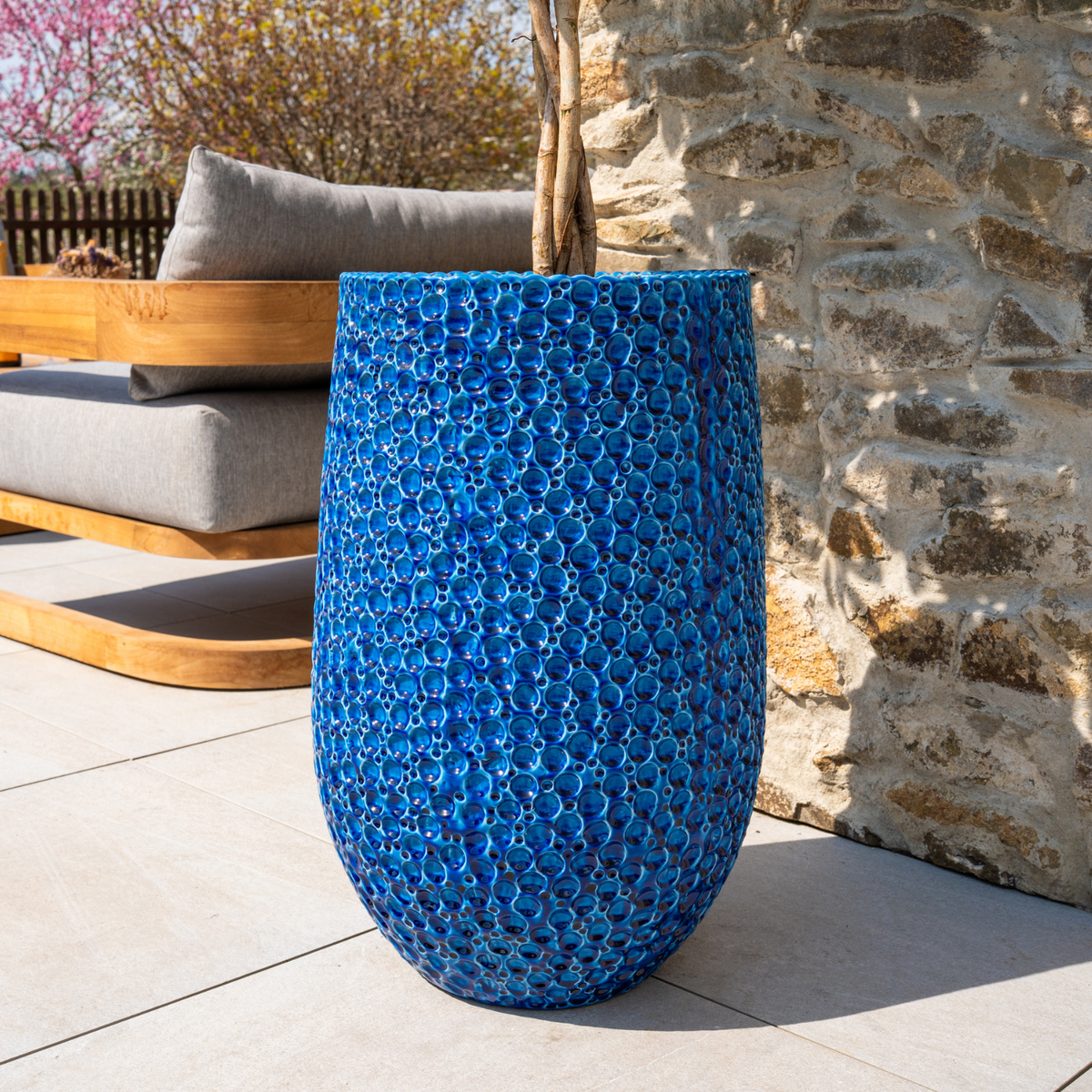 Pot Paris décoratif 39x63 cm bleu en terre cuite émaillée, détail du pot sur terrasse