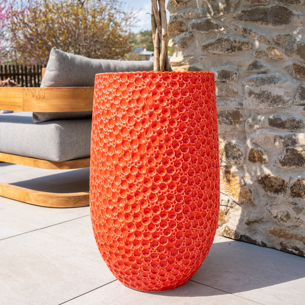 Pot Paris décoratif 39x63 cm rouge en terre cuite émaillée, détail du pot planté sur terrasse