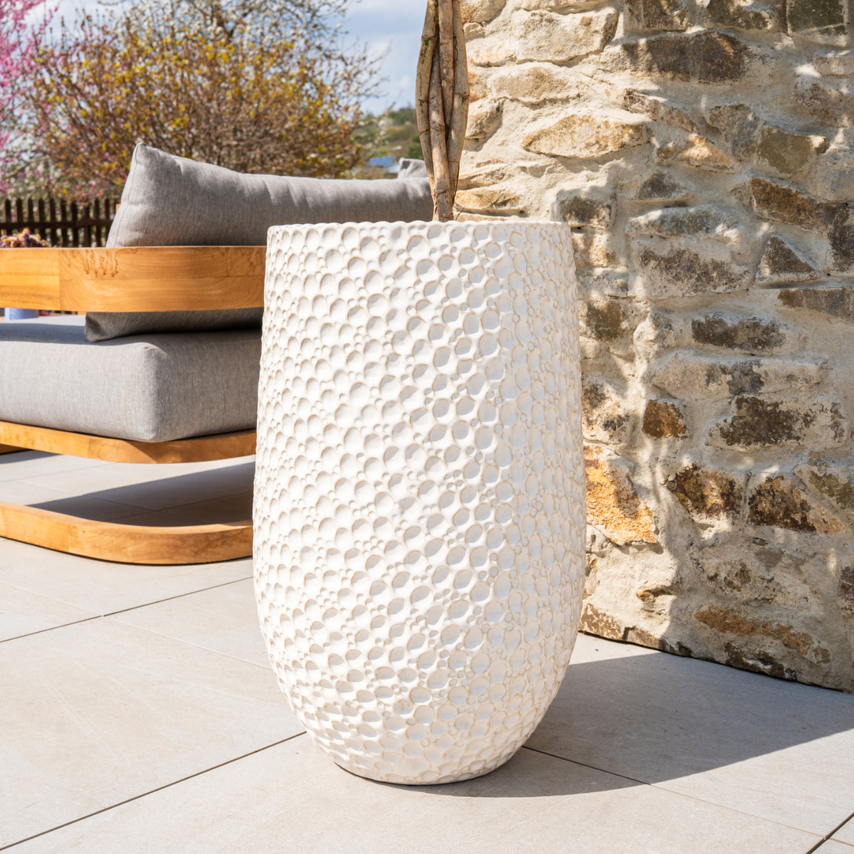 Pot Paris décoratif 39x63 cm blanc en terre cuite émaillée, gros plan sur la terrasse