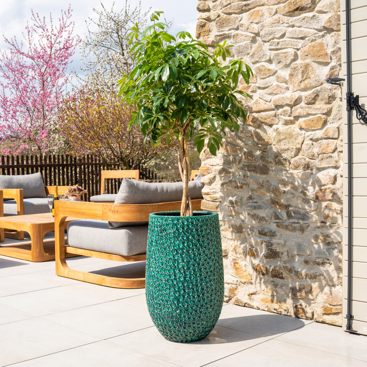 Pot Paris décoratif 39x63 cm vert forêt en terre cuite émaillée, sur une terrasse avec arbuste