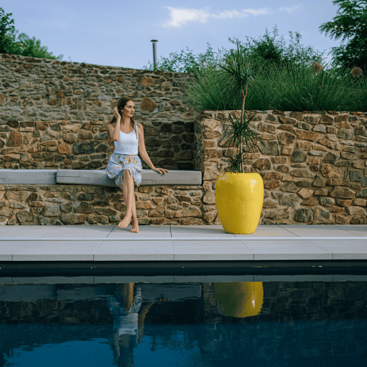 Pot GALILEE décoratif 50x60 cm jaune en terre cuite émaillée, installé au bord de la piscine