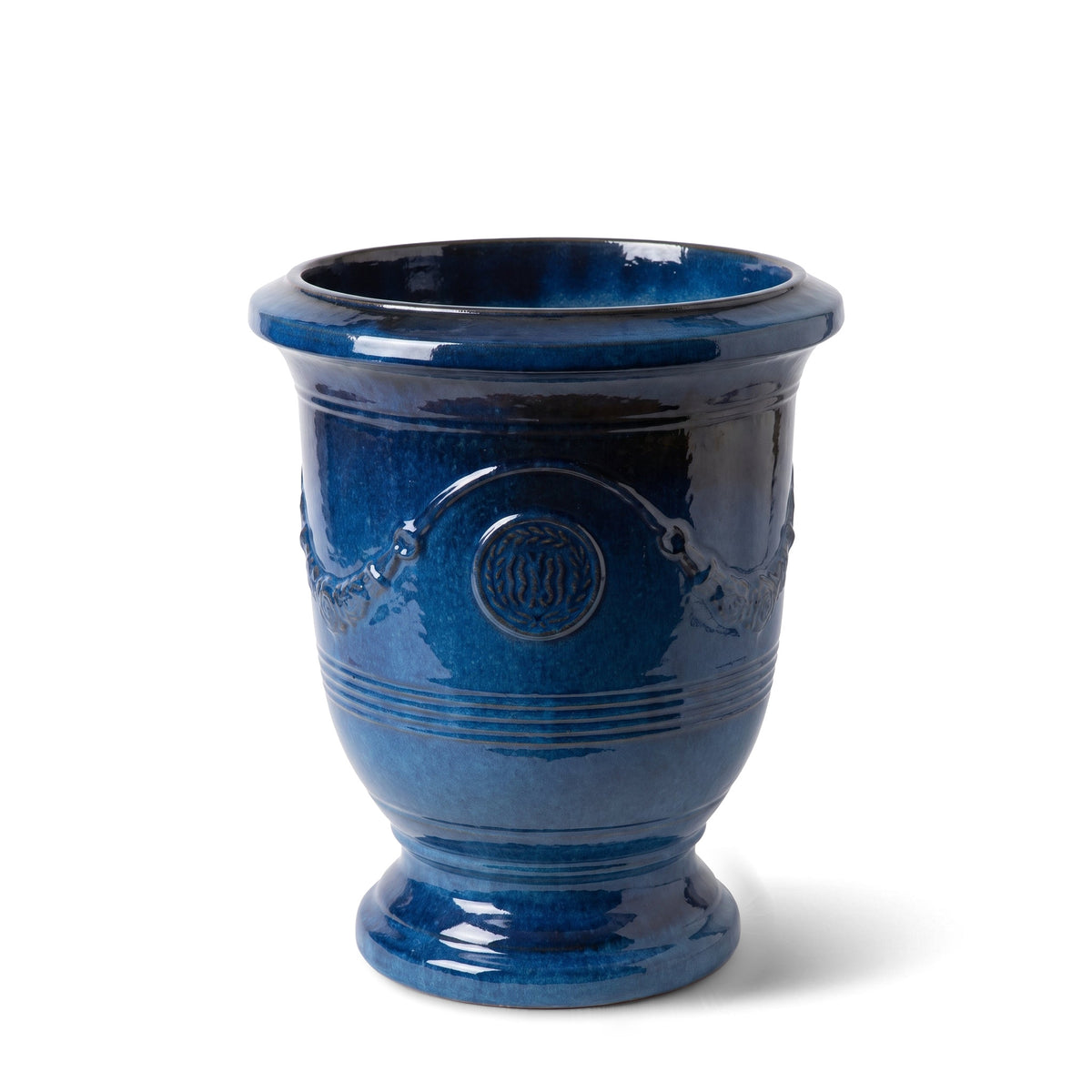 Pot RICHELIEU avec pied 46x56 cm bleu azur en terre cuite émaillée, vue de face sur fond blanc
